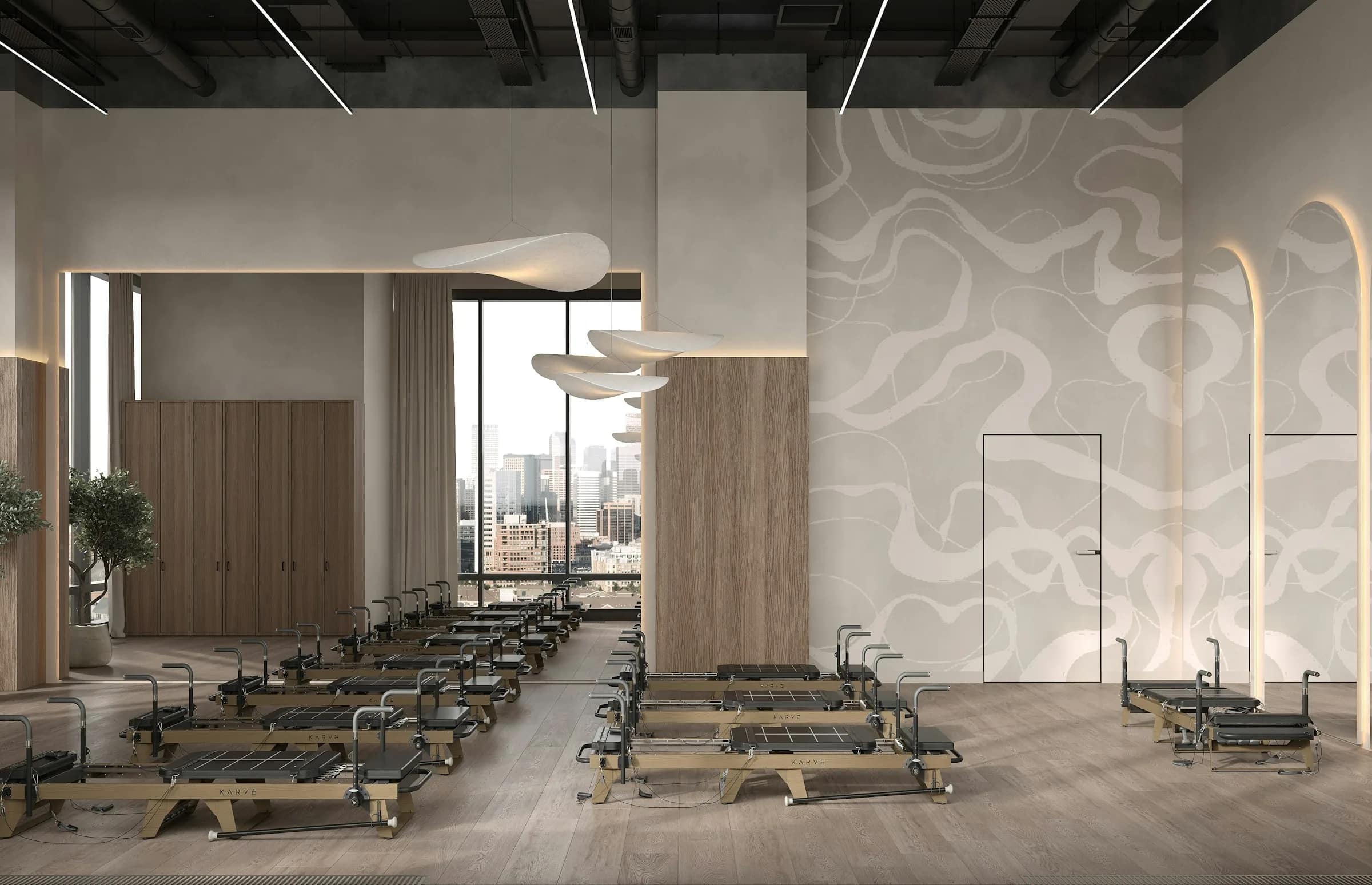 Fila di reformer allineati in una sala luminosa con le finestre sulla città